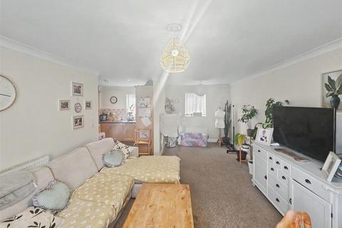 2 bedroom flat to rent, St Thomas Drive, Boston