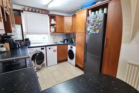 3 bedroom flat for sale, High Road, New Southgate N11