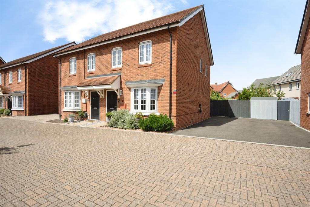 3 bedroom semi-detached house for sale