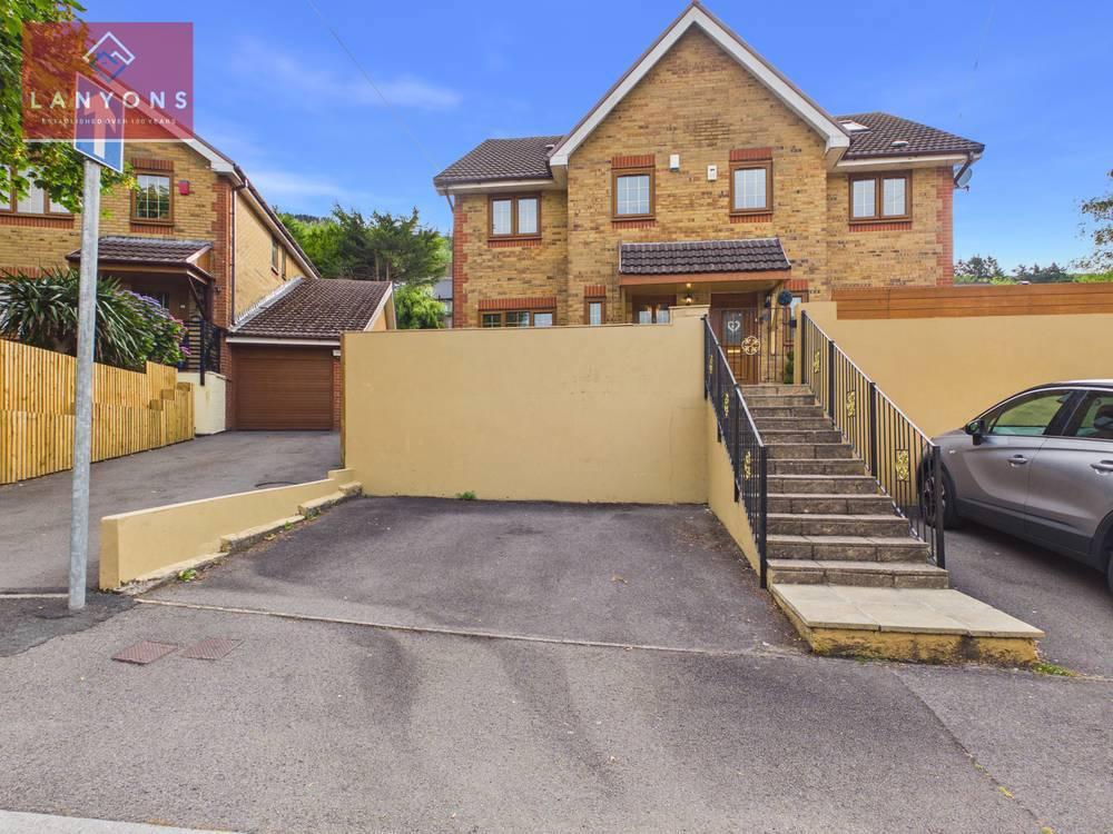 3 bedroom semi-detached house for sale