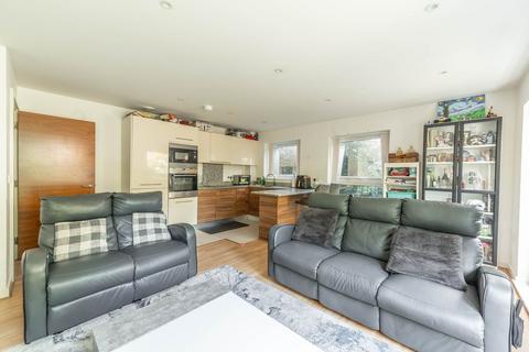 3 bedroom flat to rent, Henry Court, Stanmore, HA7
