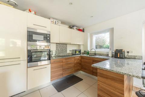 3 bedroom flat to rent, Henry Court, Stanmore, HA7