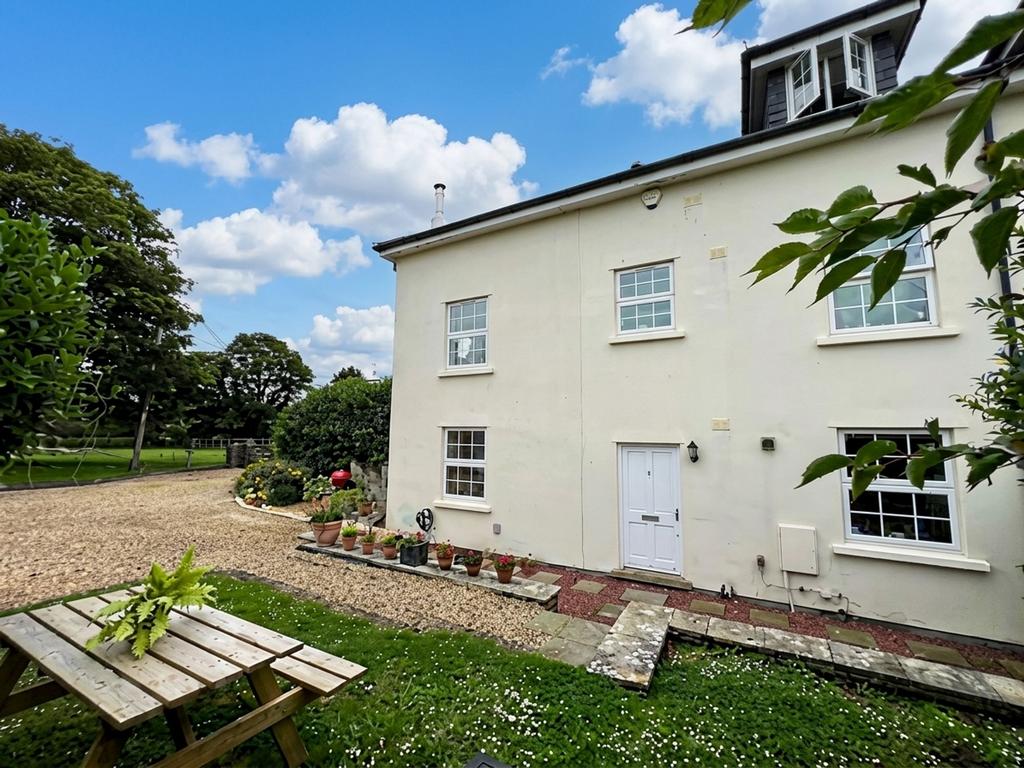 4 bedroom end of terrace house for sale