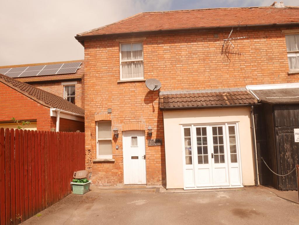 1 bedroom coach house to rent