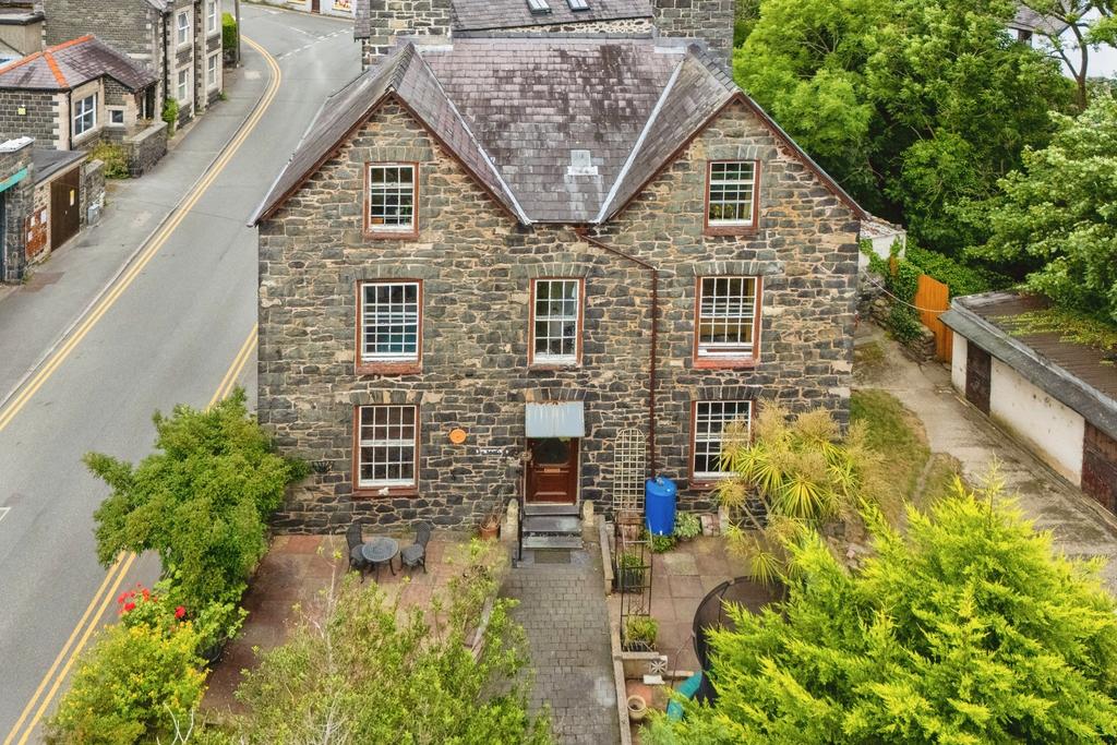 6 bedroom detached house for sale