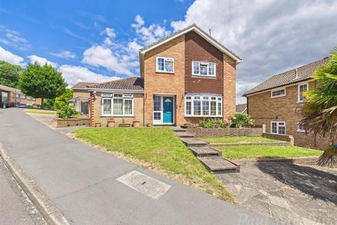 4 bedroom detached house to rent, Bullfinch Road, South Croydon