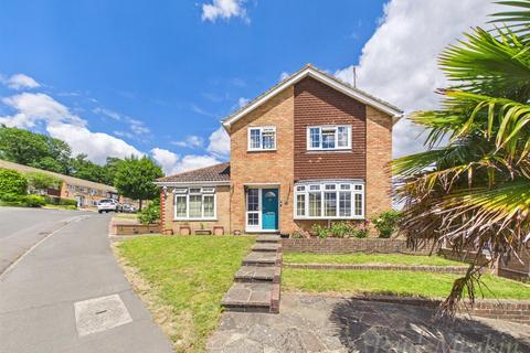 4 bedroom detached house to rent, Bullfinch Road, South Croydon