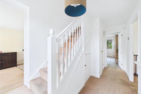 4 bedroom detached house to rent, Bullfinch Road, South Croydon