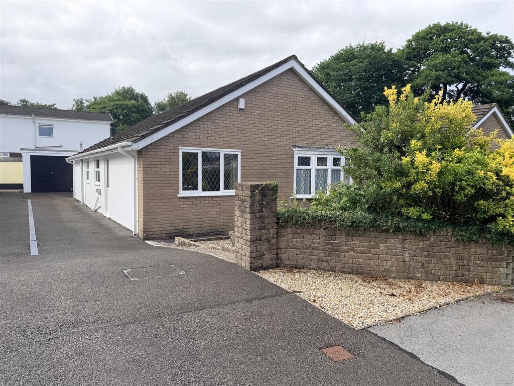 4 bedroom detached bungalow for sale