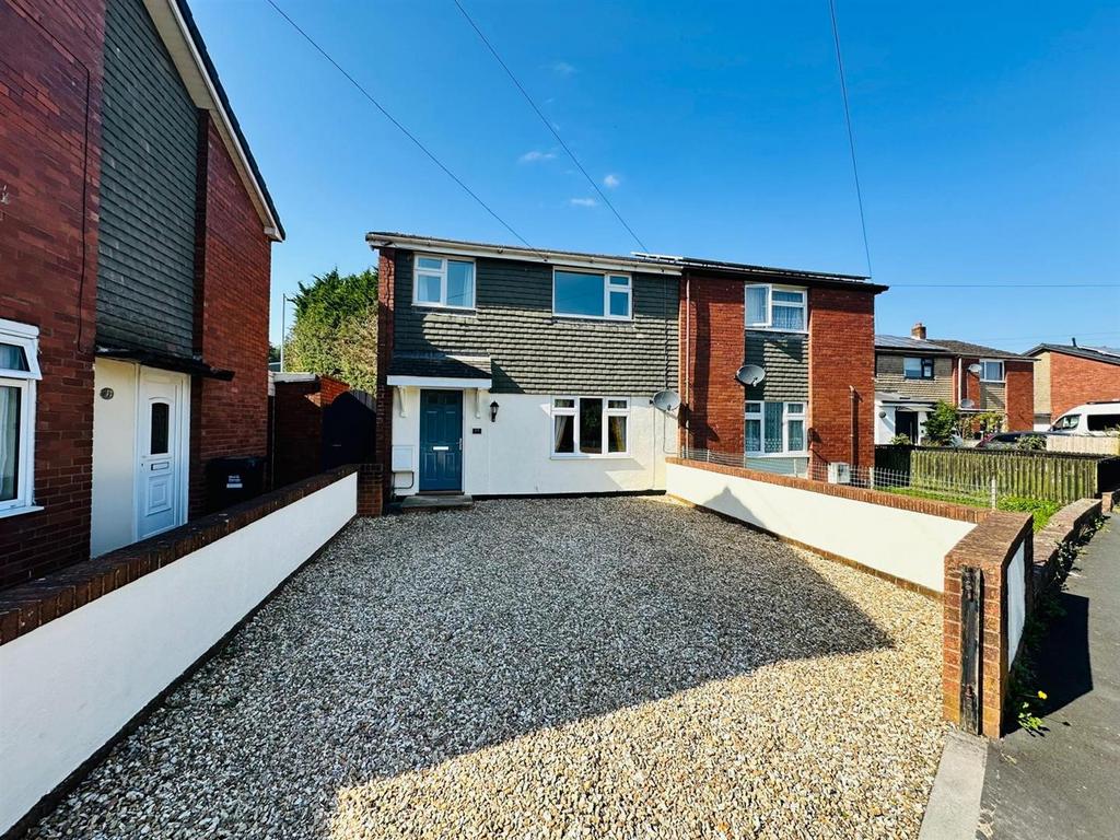 3 bedroom semi-detached house to rent