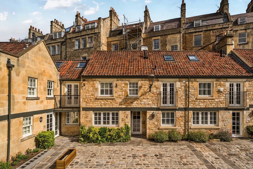 3 bedroom mews to rent