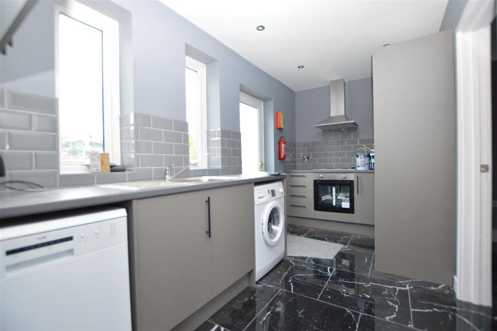 5 bedroom terraced house to rent