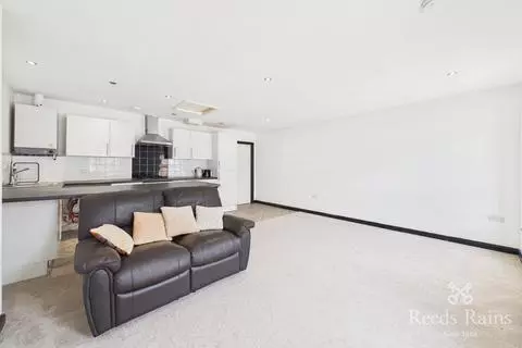 2 bedroom apartment to rent - View 3