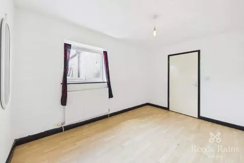 2 bedroom apartment to rent - View 4