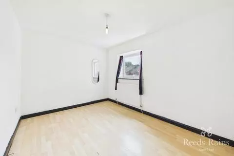 2 bedroom apartment to rent - View 5