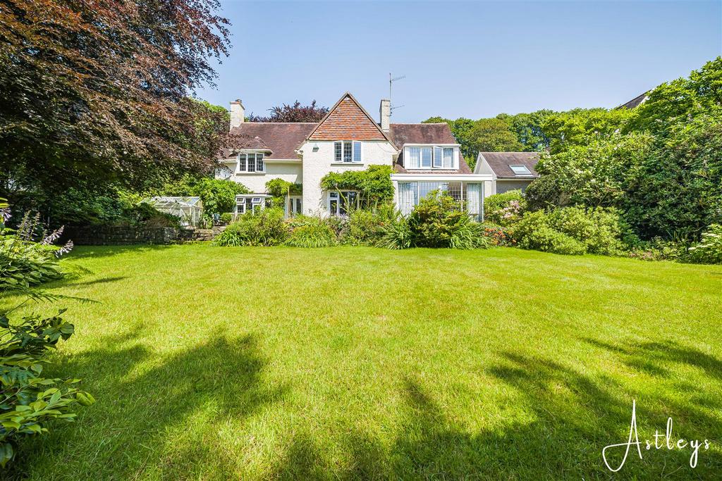 4 bedroom link detached house for sale