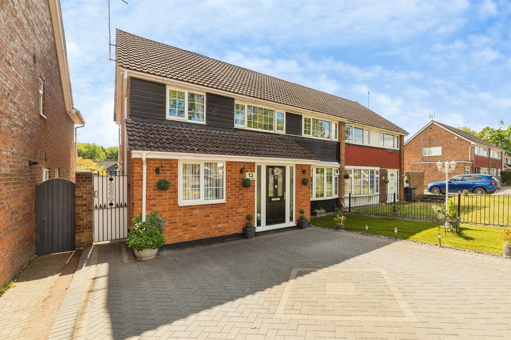 5 bedroom semi-detached house for sale
