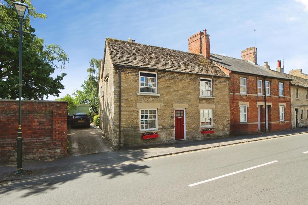 4 bedroom end of terrace house to rent