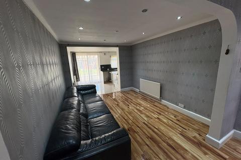4 bedroom semi-detached house to rent, Ash Grove, TW5