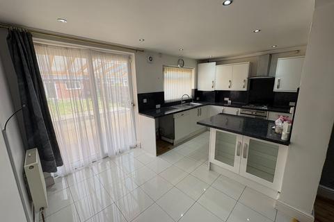 4 bedroom semi-detached house to rent, Ash Grove, TW5