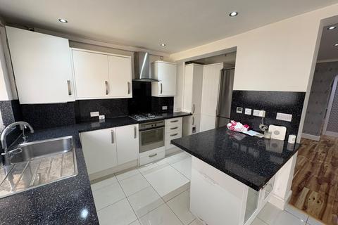 4 bedroom semi-detached house to rent, Ash Grove, TW5