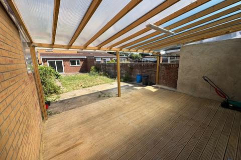 4 bedroom semi-detached house to rent, Ash Grove, TW5
