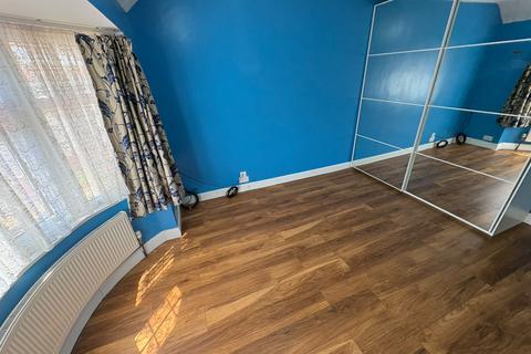 4 bedroom semi-detached house to rent, Ash Grove, TW5