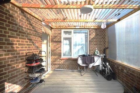 4 bedroom flat to rent, Belmont Circle,Kenton Lane, Harrow