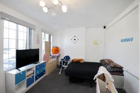 4 bedroom flat to rent, Belmont Circle,Kenton Lane, Harrow