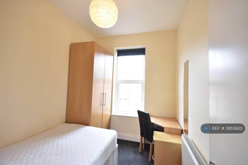 Apartment in Newcastle Upon Tyne - View 5