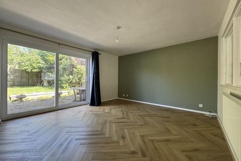 3 bed terraced house for rent in Norfolk Road, Huntingdon