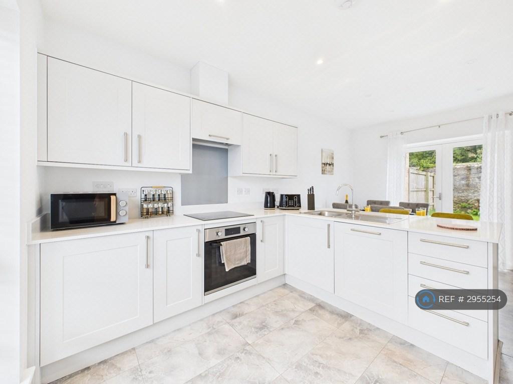 3 bedroom semi-detached house to rent