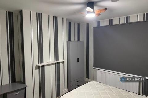 4 bedroom terraced house to rent, Eastern Avenue, Ilford, IG2