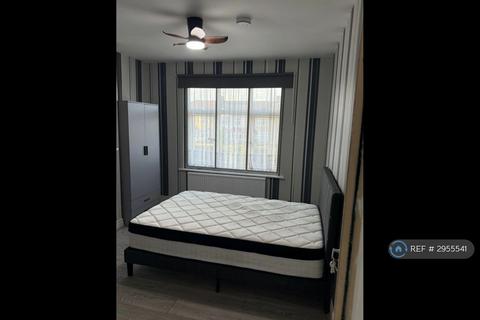 4 bedroom terraced house to rent, Eastern Avenue, Ilford, IG2