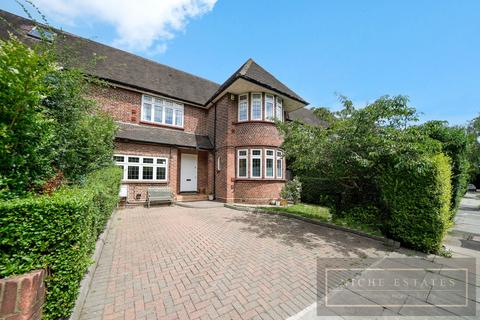 Gloucester Drive, Hampstead Garden Suburb Borders, NW11
