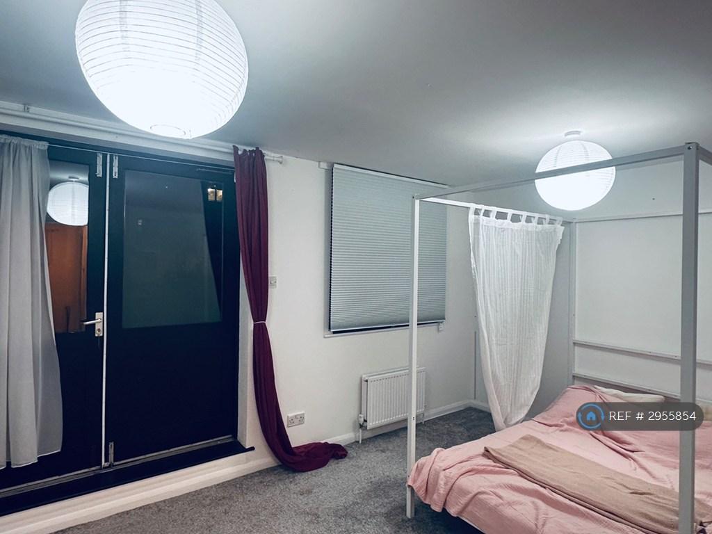4 bedroom end of terrace house to rent