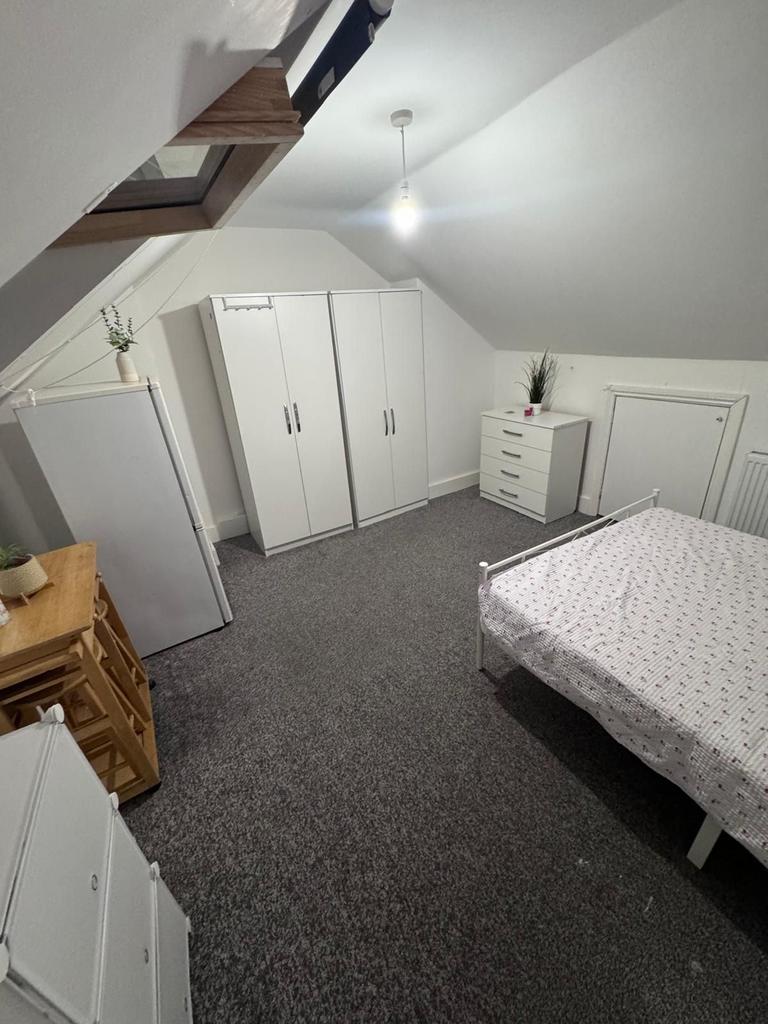 1 bedroom in a house share to rent