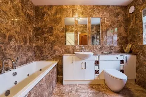 6 bedroom bungalow for sale – pohled 3