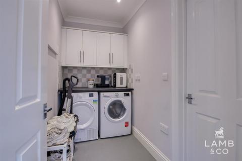 2 bedroom detached bungalow for sale, Meadow Close, Clacton-On-Sea CO15