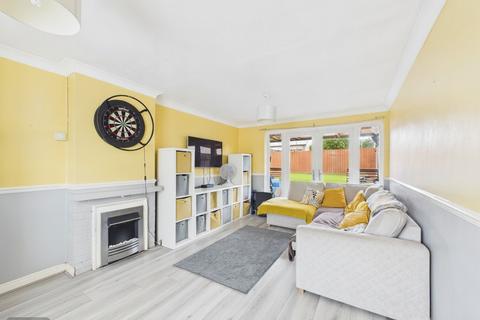 2 bedroom end of terrace house for sale, Beech Close, Huntingdon, Cambridgeshire.
