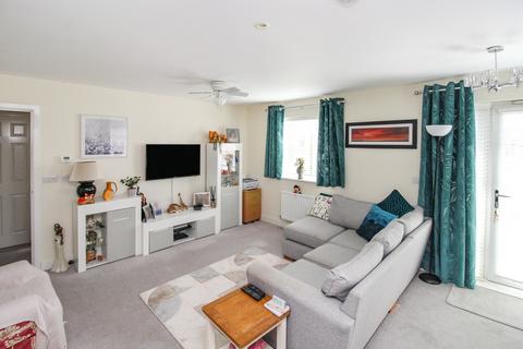 2 bedroom flat for sale, Millpond Lane, Faygate, Horsham, West Sussex. RH12 0AQ