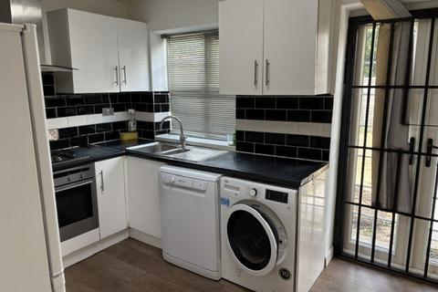 3 bedroom semi-detached house to rent, Huntercombe Lane North, Burnham SL1