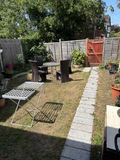 3 bedroom semi-detached house to rent, Huntercombe Lane North, Burnham SL1