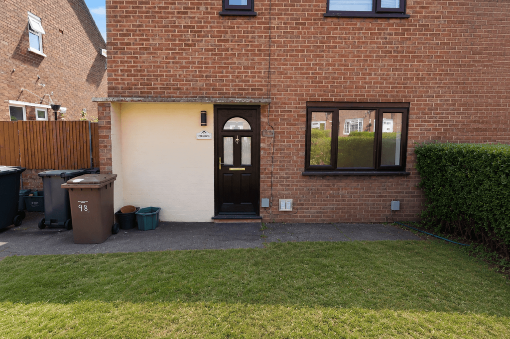 3 bedroom semi-detached house to rent