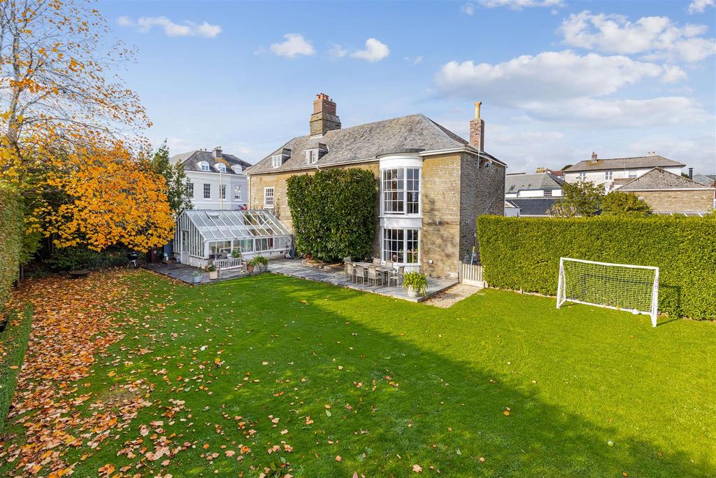 7 bedroom detached house to rent