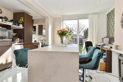 3 bedroom terraced house to rent, Montrose Avenue Welling DA16