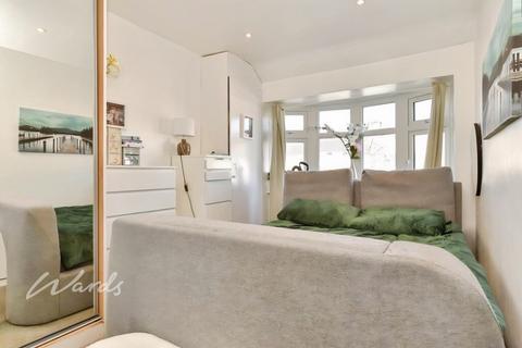 3 bedroom terraced house to rent, Montrose Avenue Welling DA16