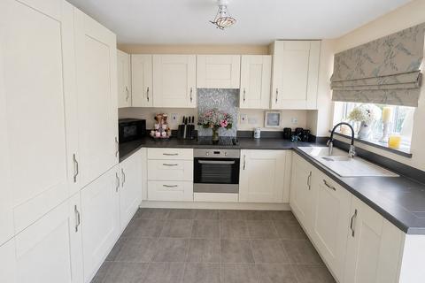 3 bedroom detached house for sale, Hart Way, Rushden