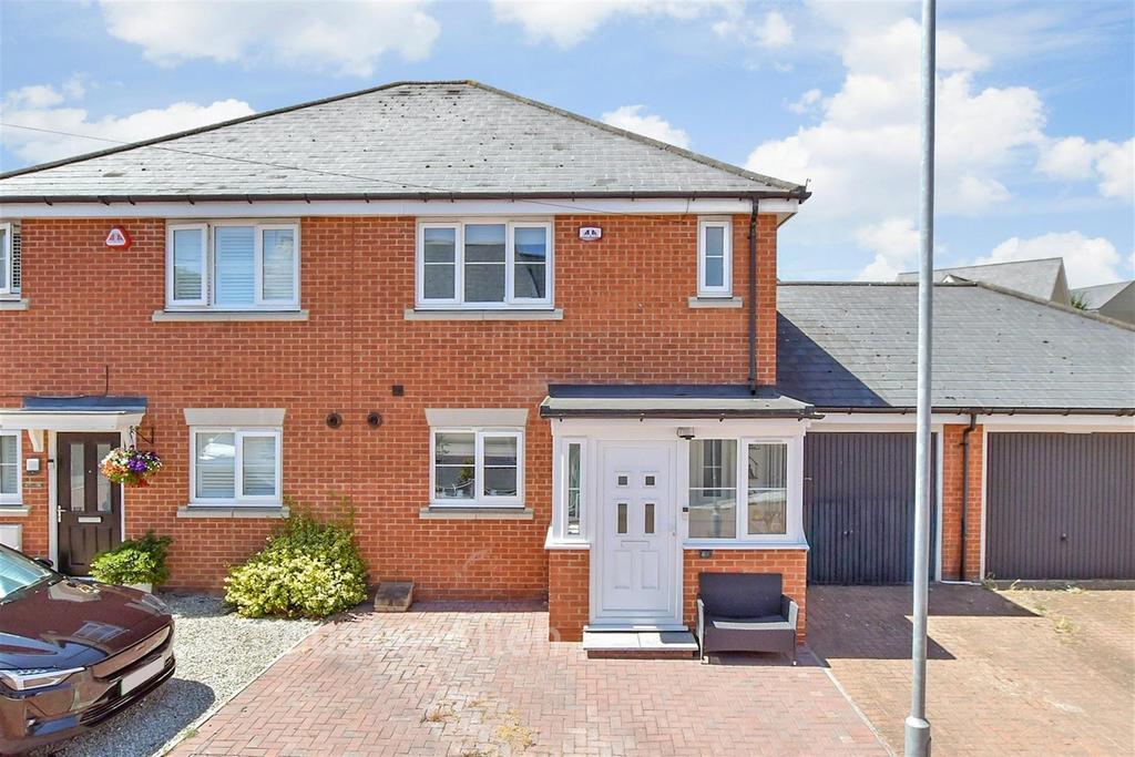 3 bedroom semi-detached house for sale in Basildon on OnTheMarket