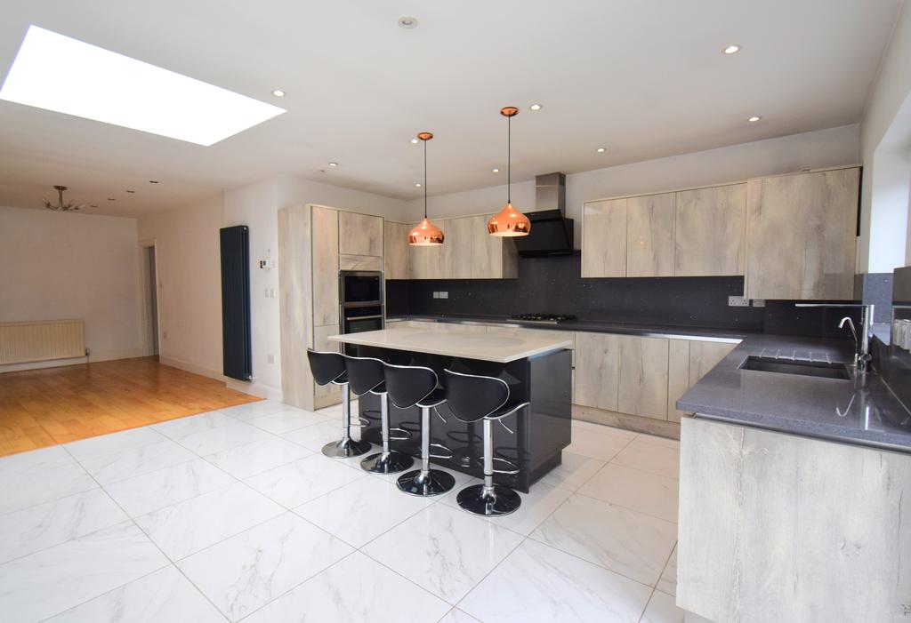 4 bedroom semi-detached house to rent